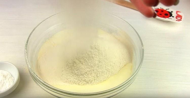 Sieben Sie das Mehl zu den flüssigen Bestandteilen.