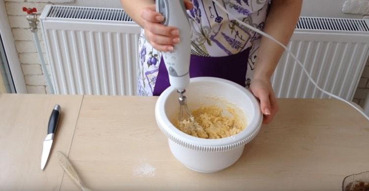 След като добавите цялото брашно към тестото, разбийте го с миксер още малко.