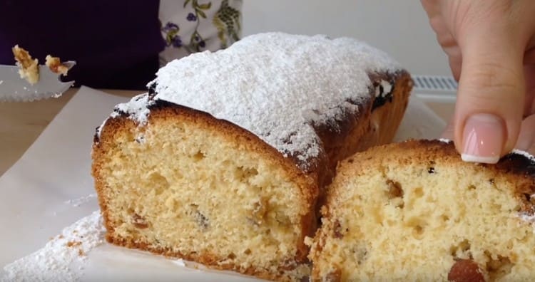 Kuten näette, tämä resepti kakkua, jossa on rusinoita, antaa sinun valmistaa nopeasti tuoksuvat leivonnaiset teeksi.