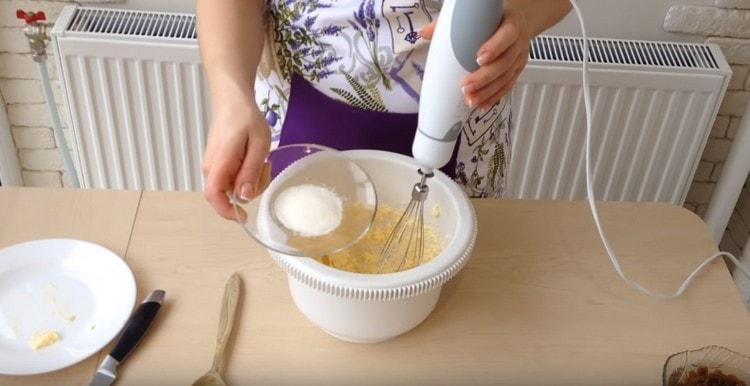 Aggiungi immediatamente lo zucchero vanigliato al burro e sbattilo con un mixer.