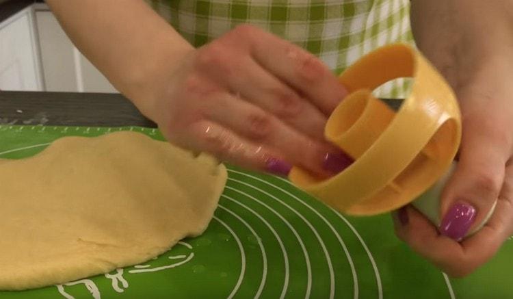 Sutepkite spurgos formą augaliniu aliejumi.