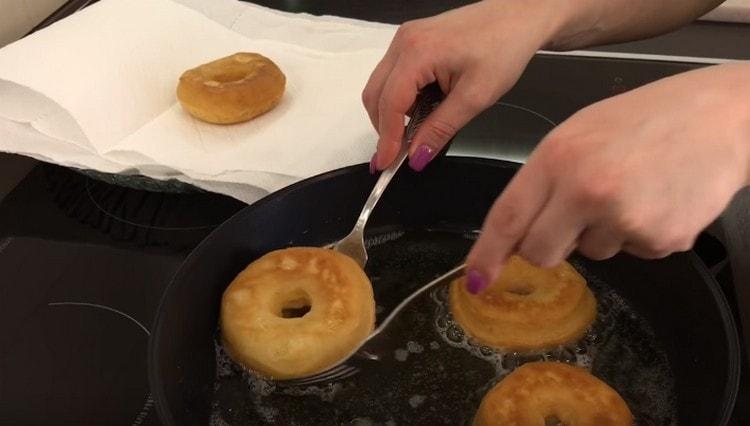 Die Donuts goldbraun braten, dann auf Papiertücher legen.
