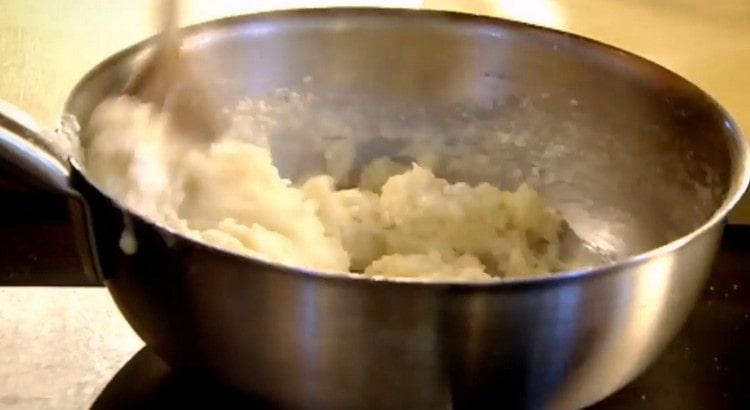 Į karštą pieno, sviesto ir vandens mišinį suberkite miltus ir greitai užvirkite tešlą.