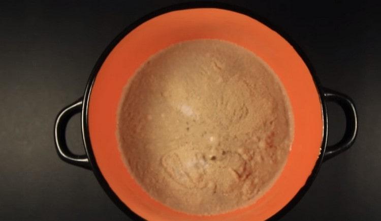 Pinagsasama namin ang dry yeast na may asukal na may maligamgam na tubig.
