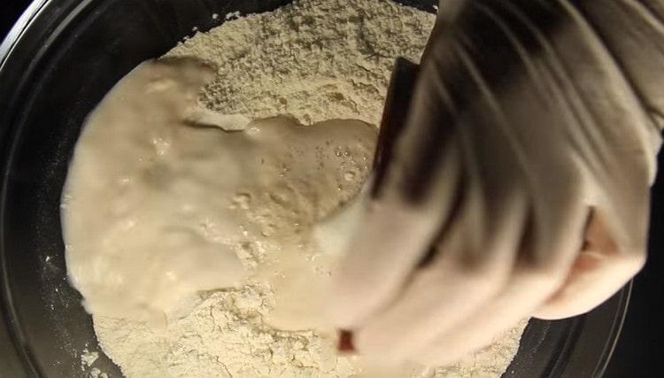 In una miscela di farina e zucchero, aggiungi la massa di lievito e il latte.