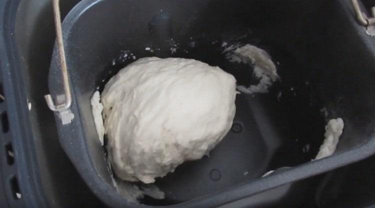 In der Brotbackmaschine wird der Teig geknetet, dann setzt er sich ab und wird gebacken.