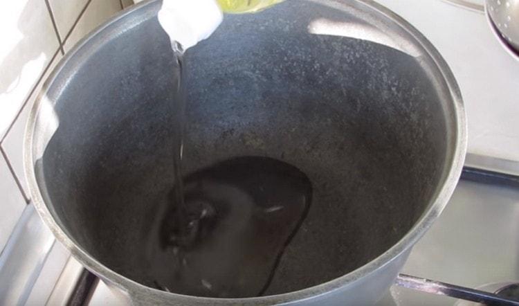 Erhitzen Sie das Pflanzenöl in einer Pfanne oder einem Kessel.