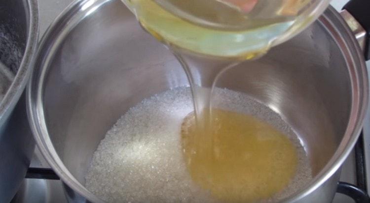 Pro výrobu sirupu kombinujte med s cukrem.