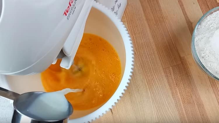 Nella ciotola del mixer, sbattere le uova, aggiungere latte, zucchero, soda.