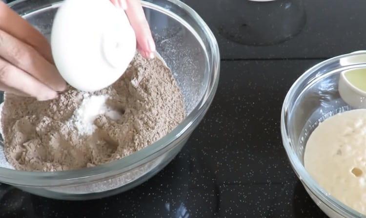 Přidejte mouku do soli, promíchejte suché složky.