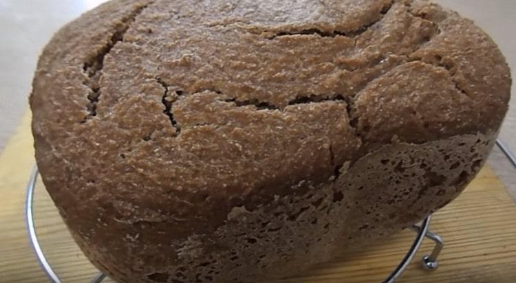 Sourdough-ruisleipää leipäkoneessa on helppo valmistaa, kuten näette.