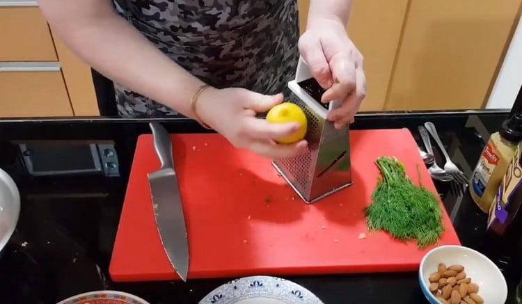 Natřete kůru citronu na nejjemnější struhadlo.