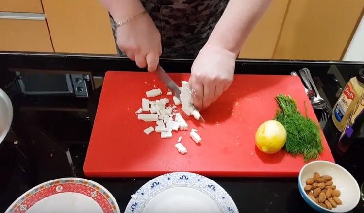 Pinong chop ang curd cheese.