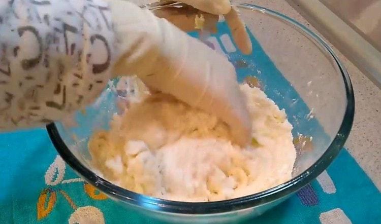 Reiben Sie die Butter in das gesiebte Mehl und reiben Sie es in Krümel.