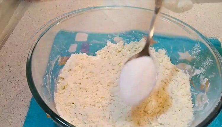 Προσθέστε ζάχαρη στο μείγμα αλευριού και βουτύρου.
