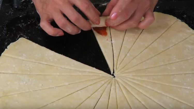 Завиваме тестото с руло, оформяйки геврек.
