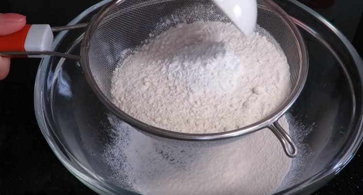 Комбинирайте брашното с бакпулвера и пресейте през сито.