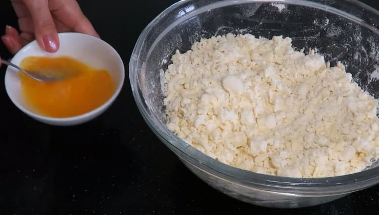 Vajíčko porazte zvlášť a přidejte je do hmoty tvarohové mouky.