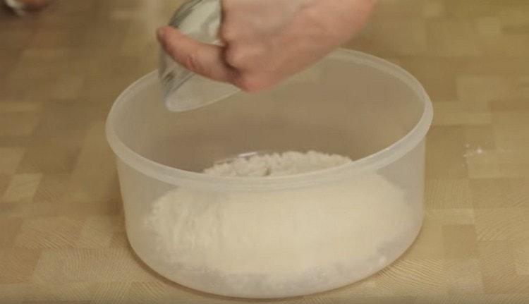 Пресейте брашно в купа.