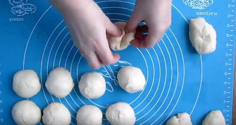 Rotoliamo ogni pezzo di pasta in una palla.