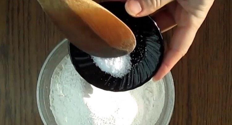 Ανακατέψτε το αλεύρι με αλάτι.