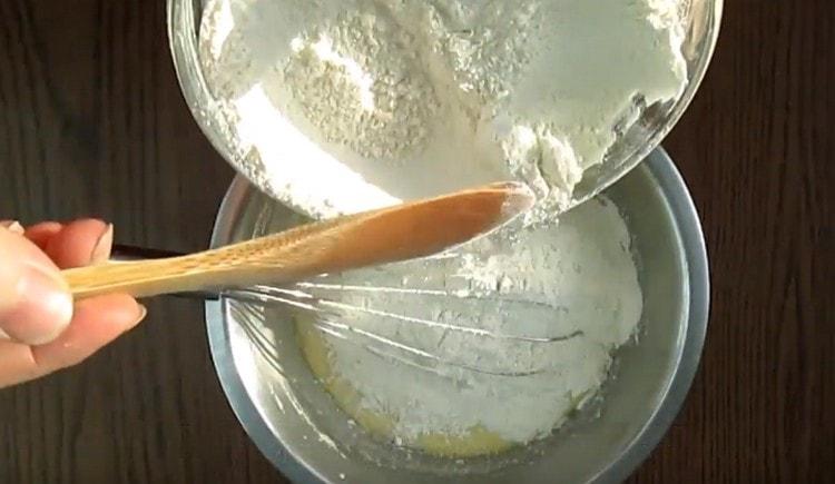 Постепенно добавете брашно към течната основа.