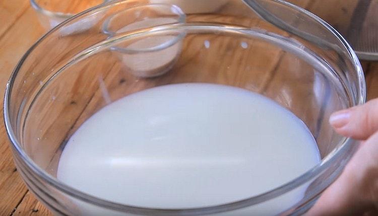 Versare il latte caldo in una ciotola.