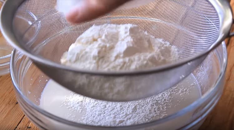 Setacciare circa 100 g di farina nel latte con il lievito.