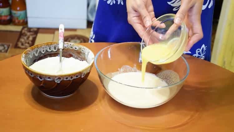 Mescolare gli ingredienti per i bagel di lievito.