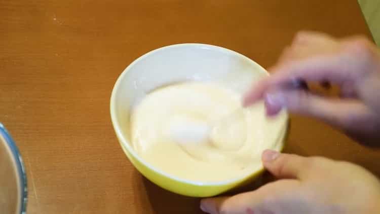 Preparare gli ingredienti per i bagel di lievito.