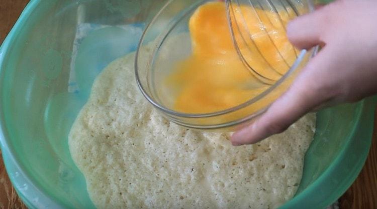 Разбийте яйцата с размах и добавете към тестото.