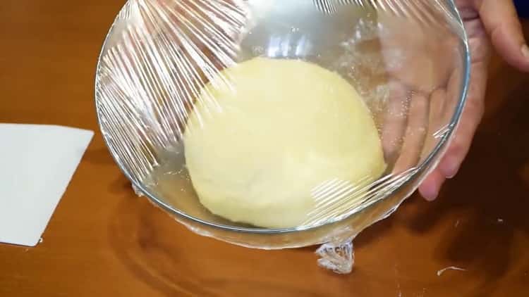 Impastare la pasta per fare i bagel di lievito