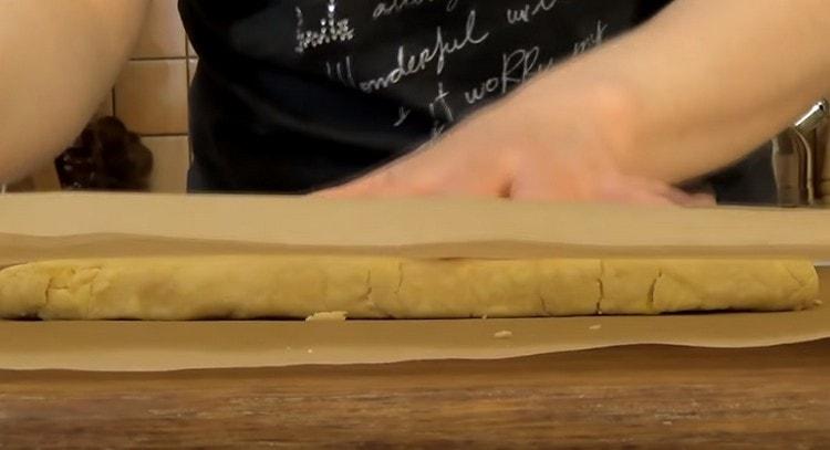 Copriamo lo strato di pasta con un secondo foglio di pergamena.
