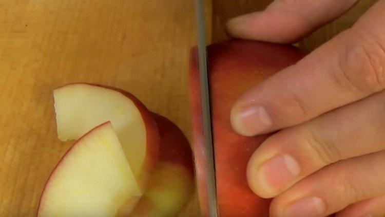Den Apfel in dünne Scheiben schneiden.