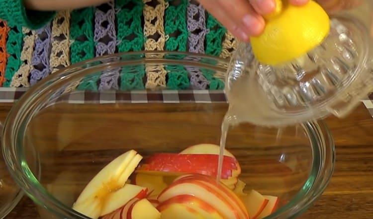 Versa le mele con il succo di limone.