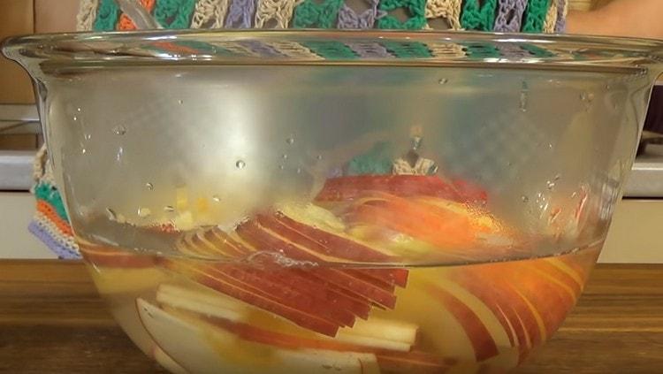 Versare acqua bollente sulle mele.