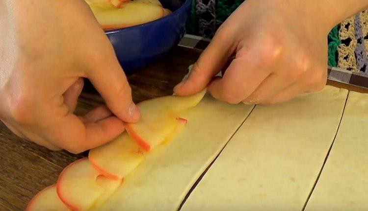 Намазваме ябълки върху тестото.