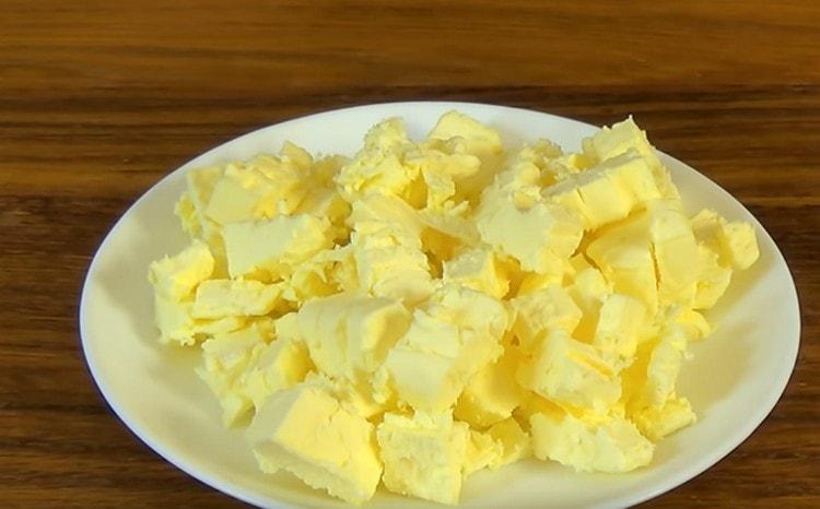 Rozdělte studené máslo na kousky.