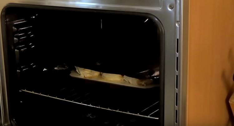 Dopo 15 minuti, coprire gli spazi vuoti nel forno con un foglio in modo che non brucino.