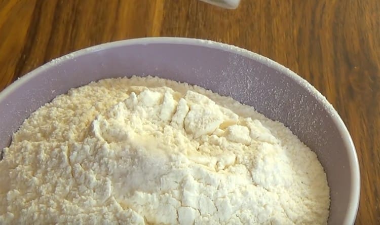 Mescolare la farina setacciata con sale.