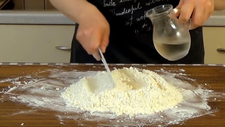 Lisäämme taikinaa veitsellä hieman lisäämällä etikkavettä etikan kanssa jauhoihin ja voihin.