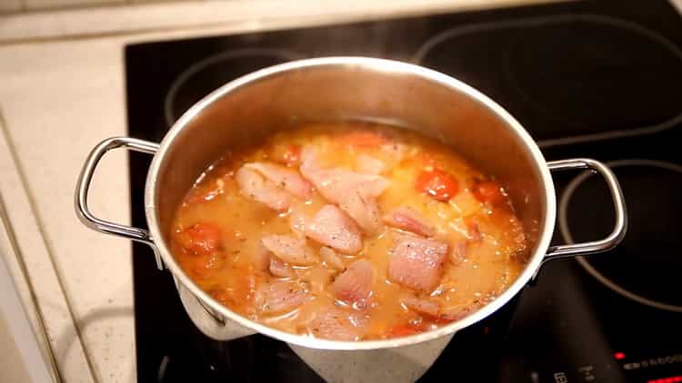 За да направите супа от полък, добавете рибеното филе