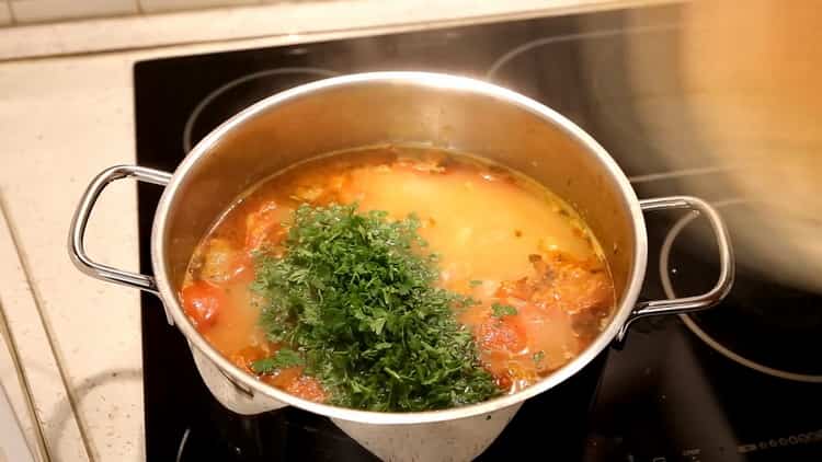 За да направите супа от полък, добавете риба