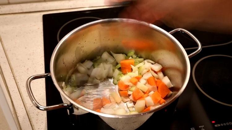 Um Pollocksuppe zu kochen, kochen Sie Gemüse