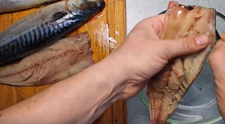 tagliare le carcasse di pesce in filetti.