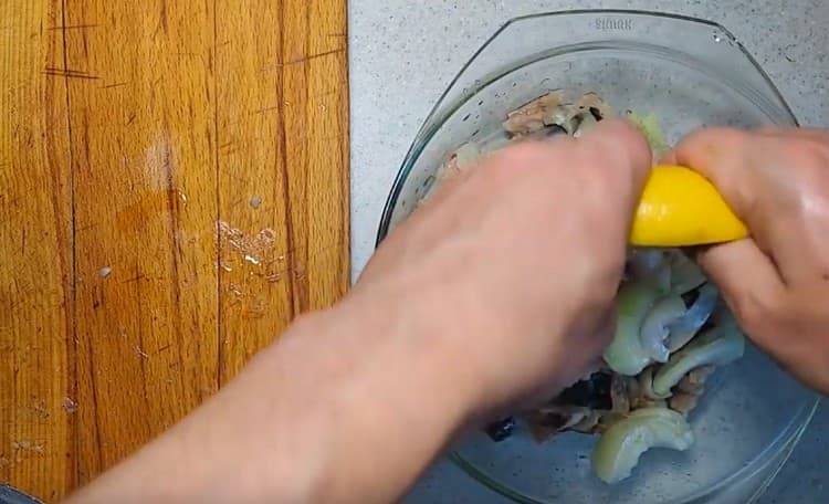Zitronensaft mit Fisch und Zwiebeln auspressen.