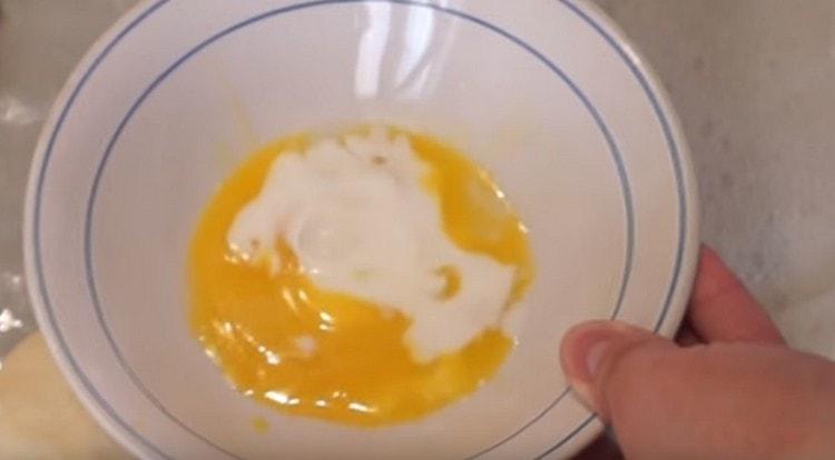 نمزج صفار البيض مع الحليب في وعاء.