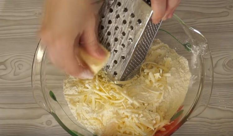 Studené máslo vtíráme přímo do mouky na struhadle.