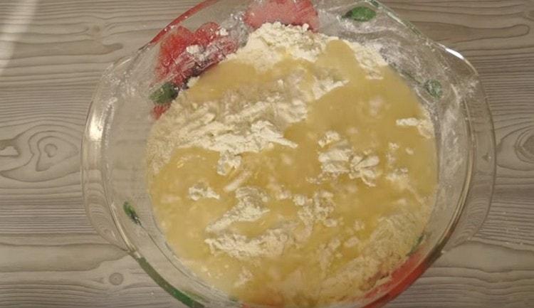 Dopo aver mescolato farina e burro, aggiungere acqua fredda a questa miscela.