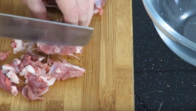 ناعما نقطع اللحم للتعبئة.